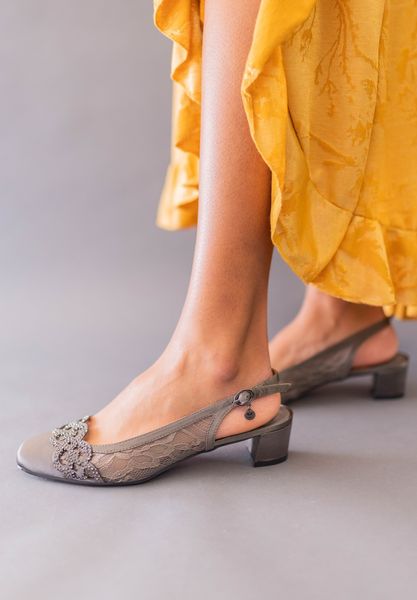 Lifestyle image of Faleece Dark Gray