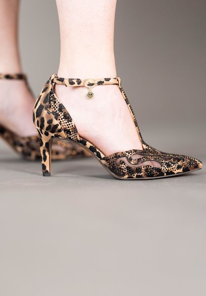 Lifestyle image of Lisha BROWN/BLACK ANIMAL PRINT