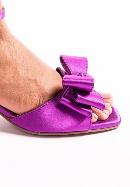 Lifestyle image of Novela PURPLE SATIN