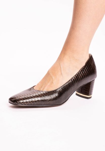 Lifestyle image of Olivienne COGNAC LIZARD PRINT