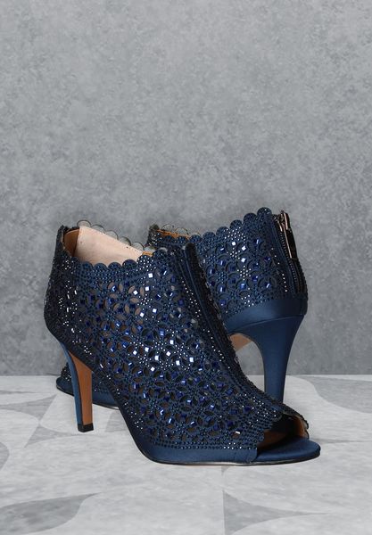 Lifestyle image of Radita NAVY SATIN